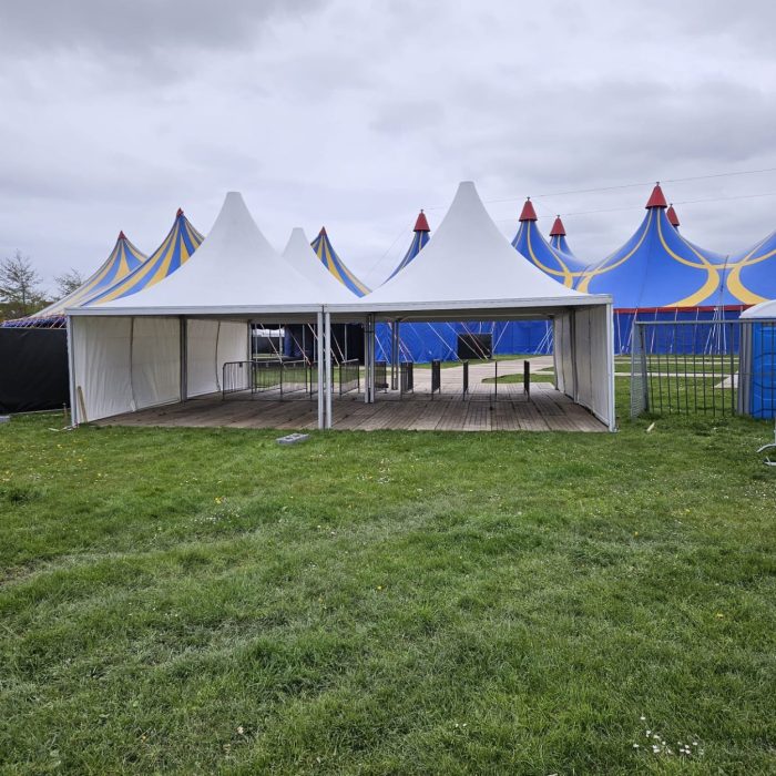 Pagodetent met entree poort 2
